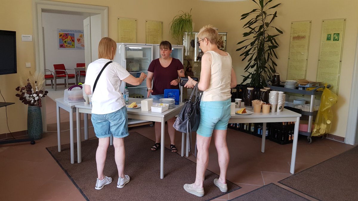 Kaffee und Kuchen von unseren Kindern und Jugendlichen vorbereitet