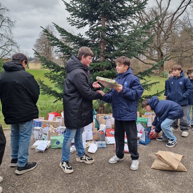 Die jungen Spieler der U12 überreichten die Geschenke unseren Kindern und Jugendlichen.