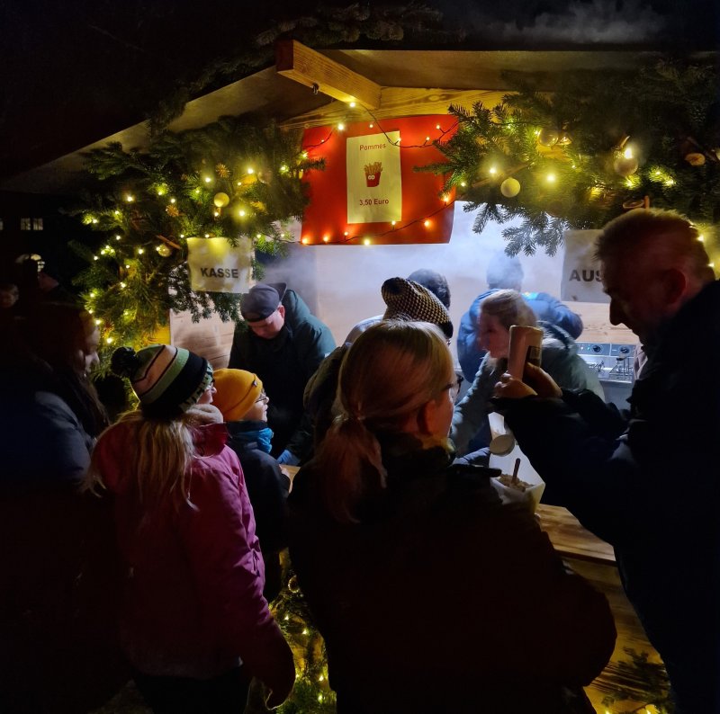 An unseren Weihnachtshütten verkauften die pädagogischen Gruppen, die Schloss-Schule sowie die Betriebe unserer Jugendeinrichtung viele Leckereien und Selbstgemachtes.