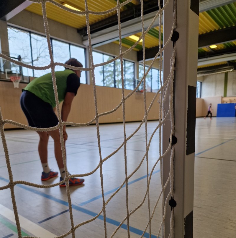 Dort lernten sich die Jugendlichen bei einem gemeinsamen Fußballturnier zunächst kennen.
