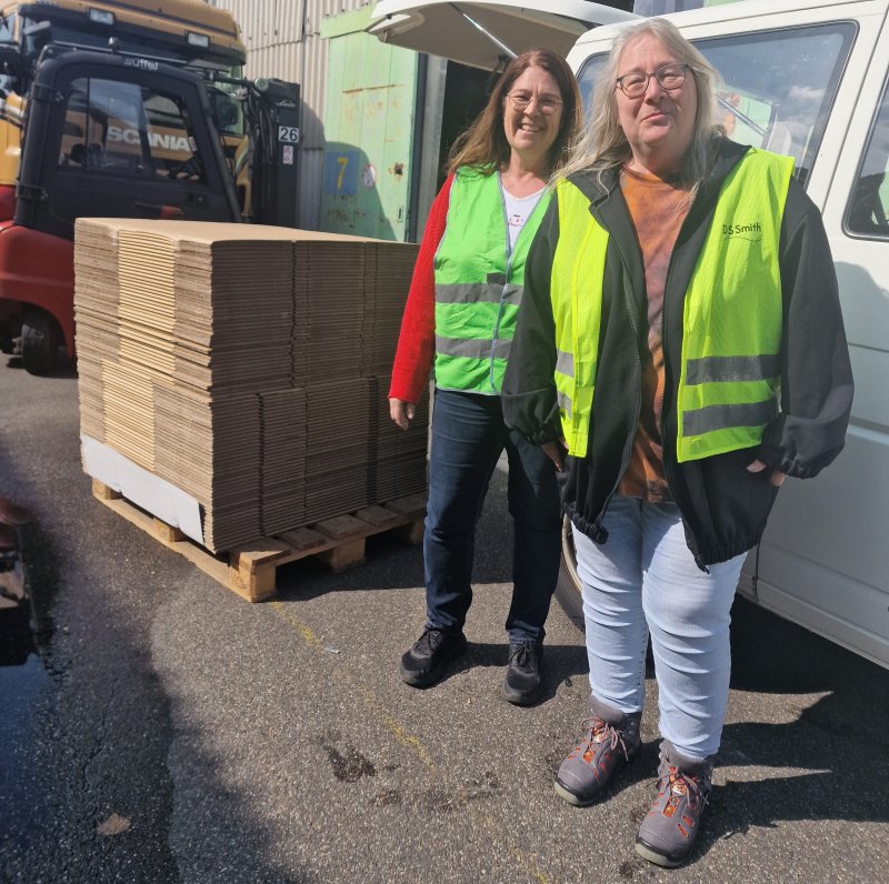 Konrektorin Stefanie Lacroix hat die Spende persönlich bei Logistic Specialist Katja Schmalz abgeholt