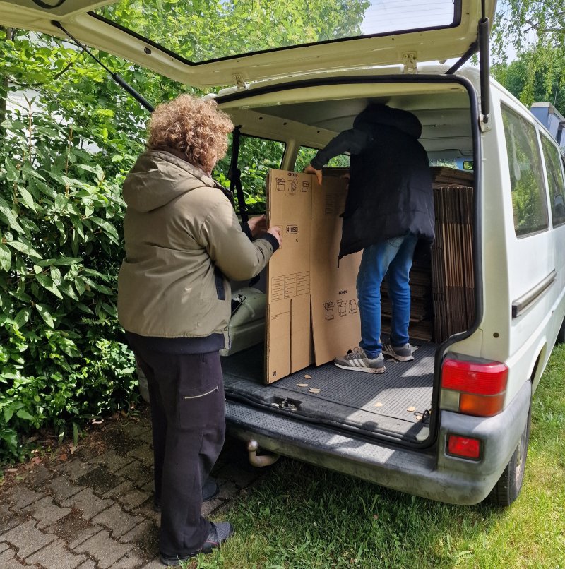 Zurück in unserer Einrichtung wurde der Transporter von den Kindern mit viel Engagement und Teamgeist fleißig leergeräumt.