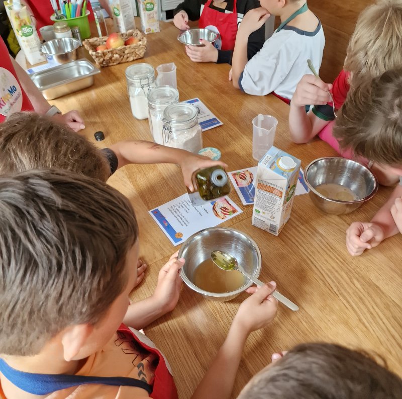 Fleißig verrühren die Kinder die Zutaten.