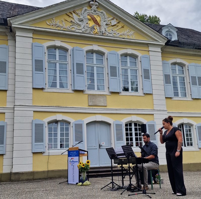 Musikalisch untermalt wurde die Feier durch stimmungsvolle Klänge eines Duos aus unserer Lehrerband, 