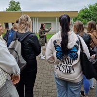 Die Schülerinnen und Schüler bekamen eine Führung über unser Gelände ...